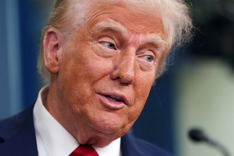 Trump anunciará si aplica aranceles a semiconductores este lunes. Foto: X