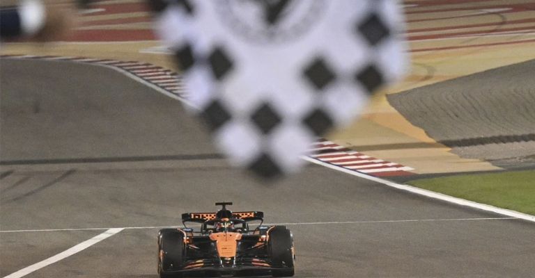 El australiano cruza la meta primera