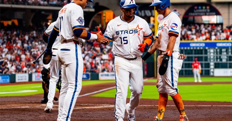 Paredes es recibido por Smith y Dubón