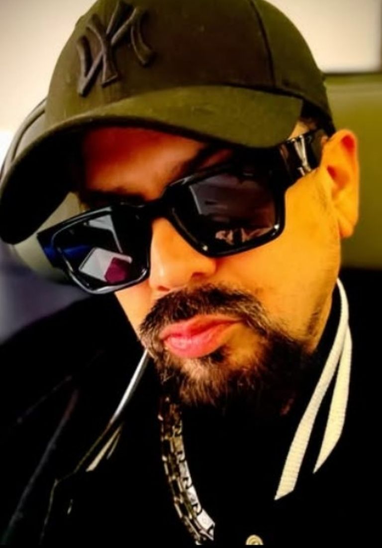 Cruz Martínez es un músico de origen estadounidense que fue pareja de Alicia Villareal 