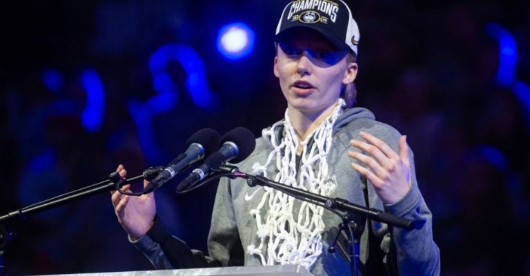 Bueckers recién se coronó con las Huskies