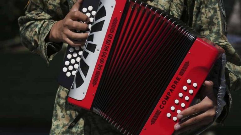 Natanael Cano, Peso Pluma y otros artistas afectados por el veto a los narcocorridos en México