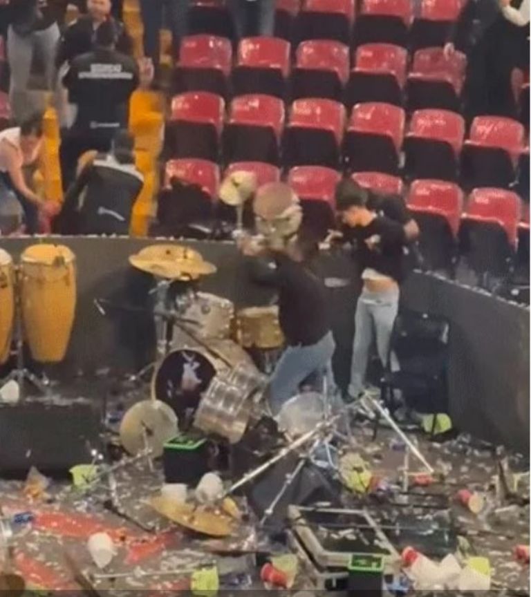 Fans destruyeron equipo musical de Luis R. Conríquez