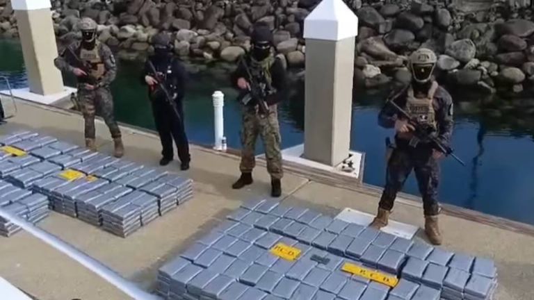 Arrestan a tres mexicanos con casi una tonelada de cocaína a bordo de yate en Costa Rica