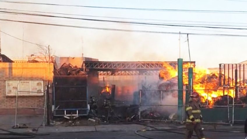 Se incendia recicladora al norte de Hermosillo; pila de cartón fue consumida por el fuego