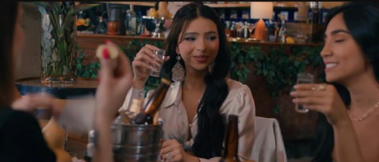 Ángela Aguilar luce un nuevo look en su nuevo tema musical 