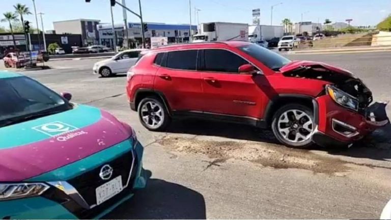 AMIC y vehículo particular sufren aparatoso accidente al poniente de Hermosillo; no hubo lesionados