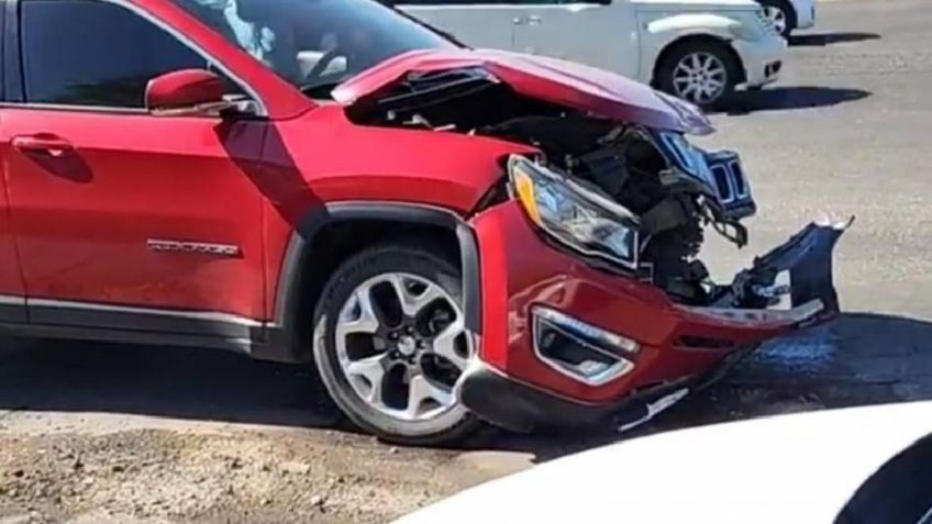 AMIC y vehículo particular sufren aparatoso accidente vehicular en Hermosillo; no hubo lesionados