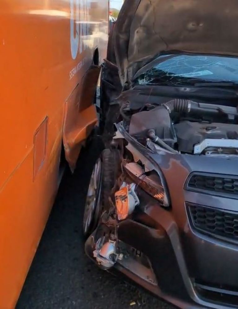 El sedán fue golpeado en la puerta del copiloto