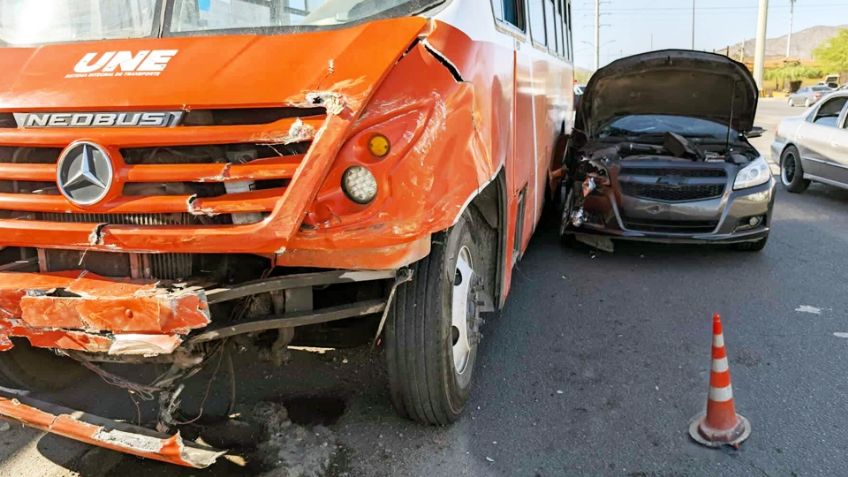 Encontronazo entre autobús y sedán al norte de Hermosillo; conductor no respetó semáforo