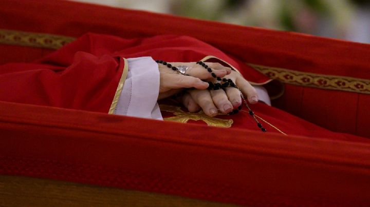 Vaticano difunde FOTOS del Papa Francisco en su ataúd durante su velatorio en Santa Marta