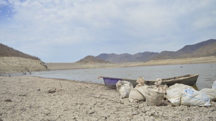 Presa Adolfo Ruiz Cortines en la región del Mayo se encuentra vacía
