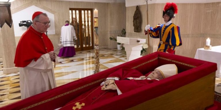  El Vaticano difunde las primeras imágenes del papa Francisco en su féretro