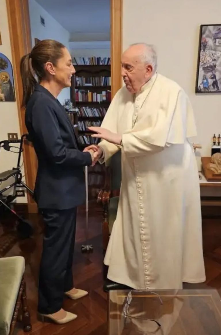 Claudia Sheinbaum y el Papa Francisco, en su encuentro el año pasado. Foto: Twitter