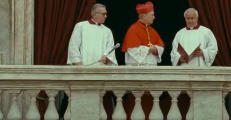 El nuevo Papa no logra subir al balcón./ Créditos: Internet