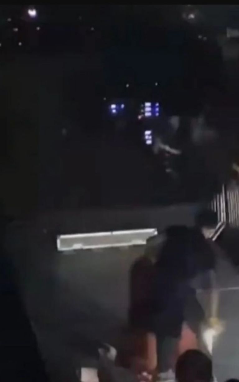 Un guardia tuvo de ayudarla a pararse debido a lo fuerte que fue la caída 