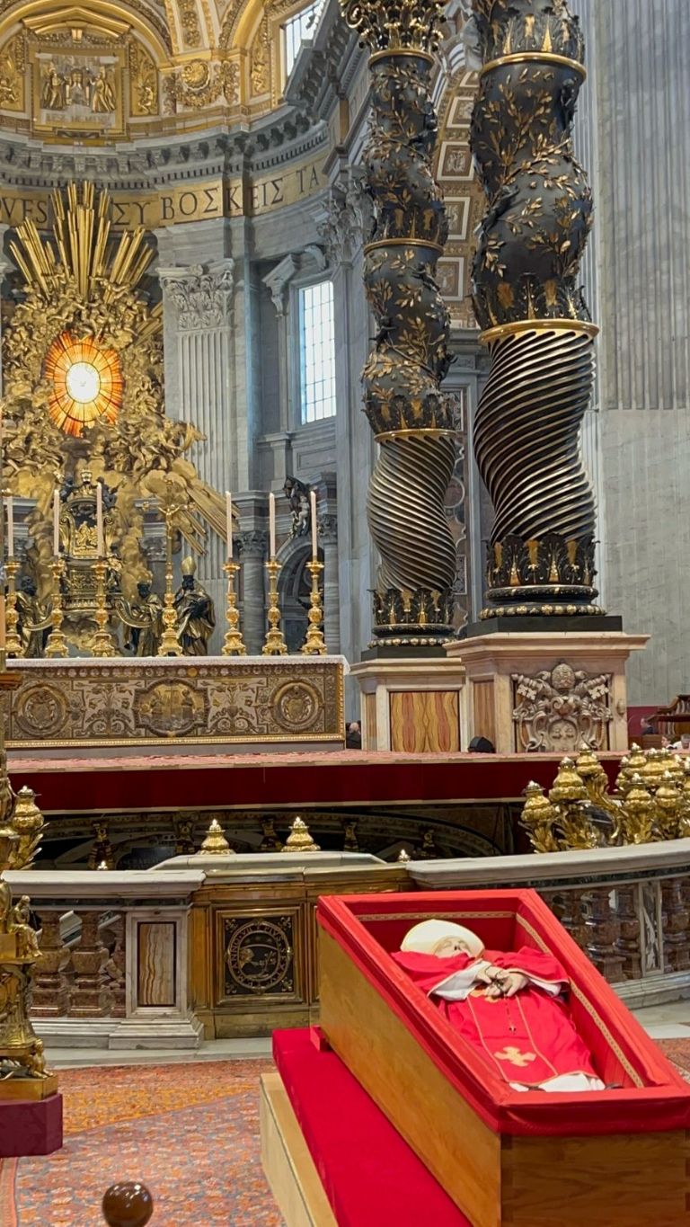 Los visitantes pudieron despedirse del Papa