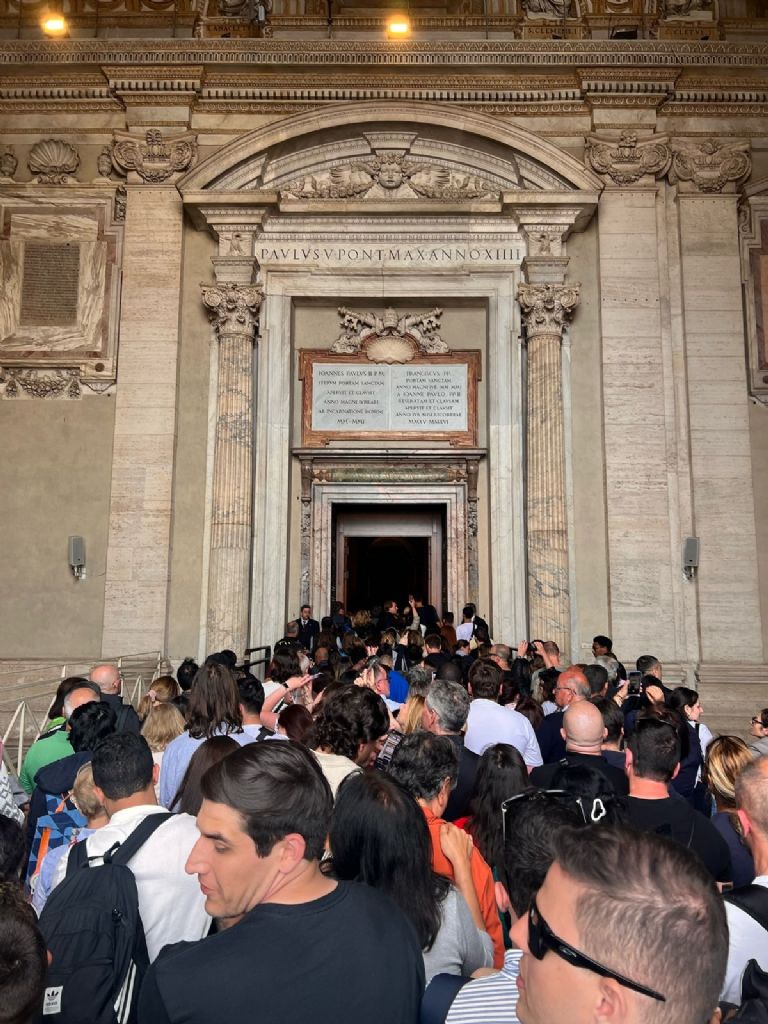 El acceso por la Puerta Santa de la Basílica de San Pedro