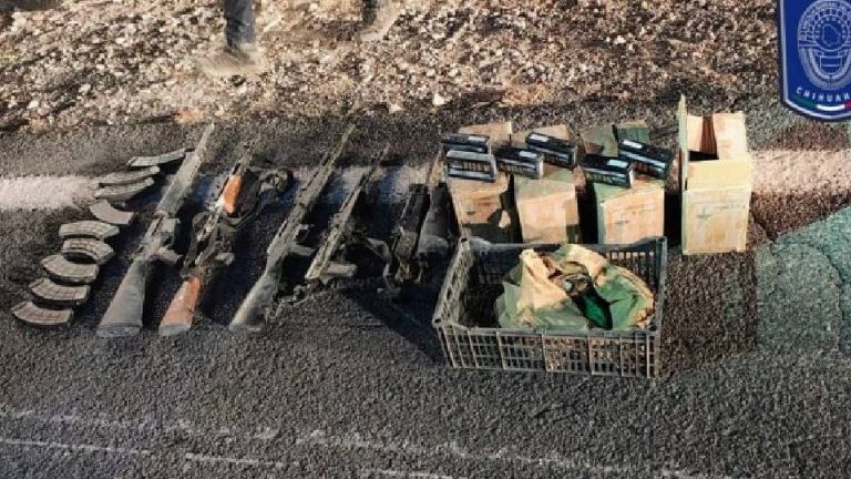 Localizan armas largas en vehículo y trailer calcinados tras ataque armado en Chihuahua