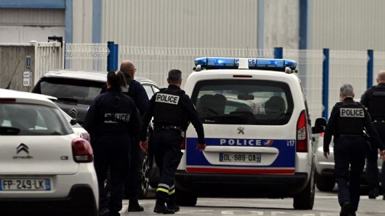 Estudiante ataca con cuchillo a compañeros en Francia