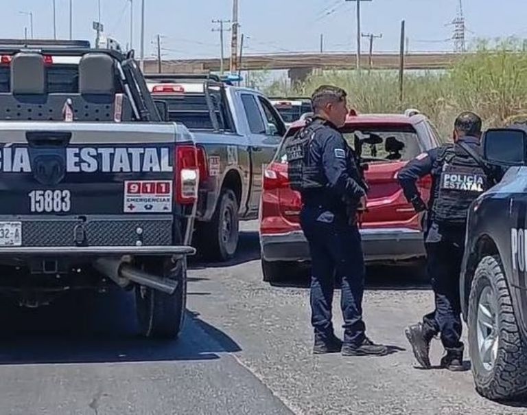 El vehículo terminó con las ventanas rotas