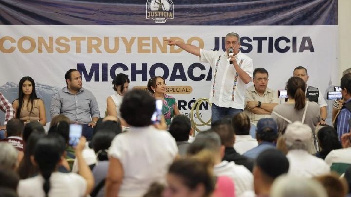 En pleno mitin, atacan a 'sillazos' al senador morenista Raúl Morón en Apatzingan, Michoacán