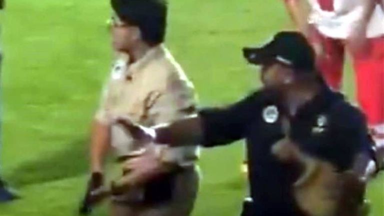 Guardia de seguridad amenaza con pistola a aficionados en partido de Liga de Expansión