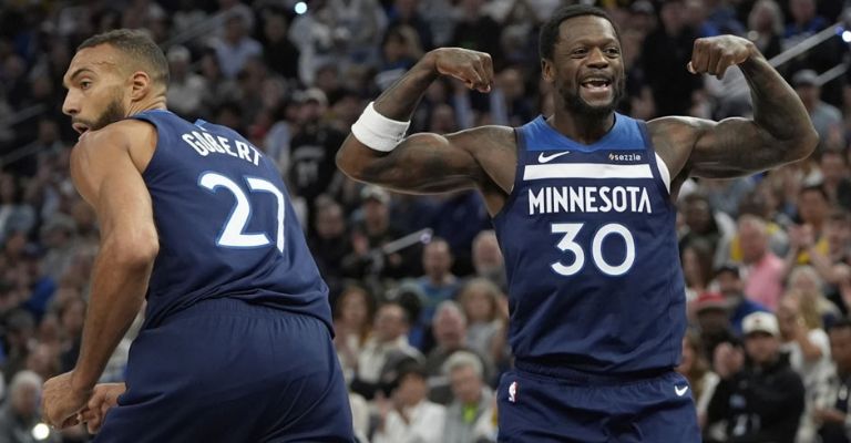 Randle festeja dos de sus 25 unidades