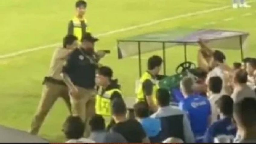 Guardia de seguridad amenaza con pistola a aficionados en partido de Liga de Expansión Mx