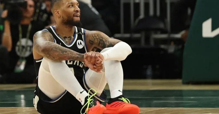 El jugador se quedó sentado tras lesionarse