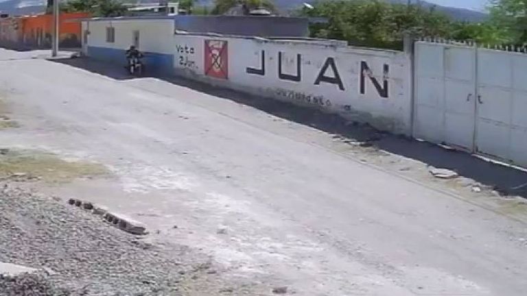 Violencia familiar: cámara capta a hombre golpeando brutalmente a su ex esposa en Puebla