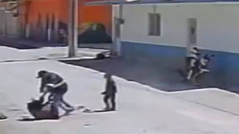 Violencia familiar: cámara capta a hombre golpeando brutalmente a su ex esposa en Puebla