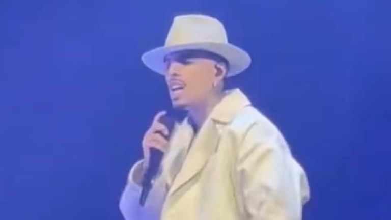 El cantante Rauw Alejandro rompe su pantalón durante concierto y sigue con el show