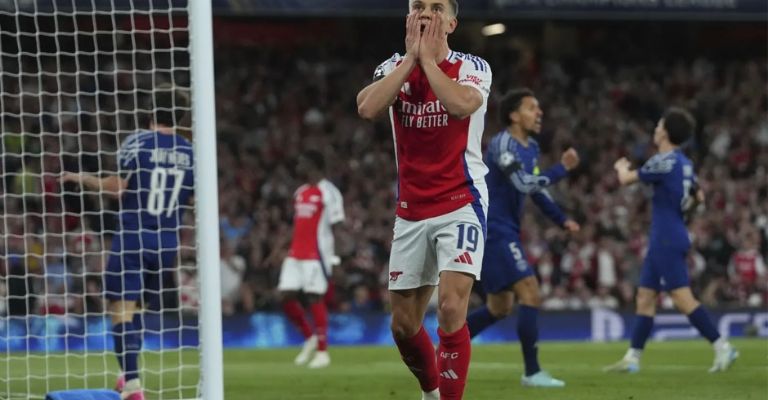 Trossard lamenta una falla ante la portería rival