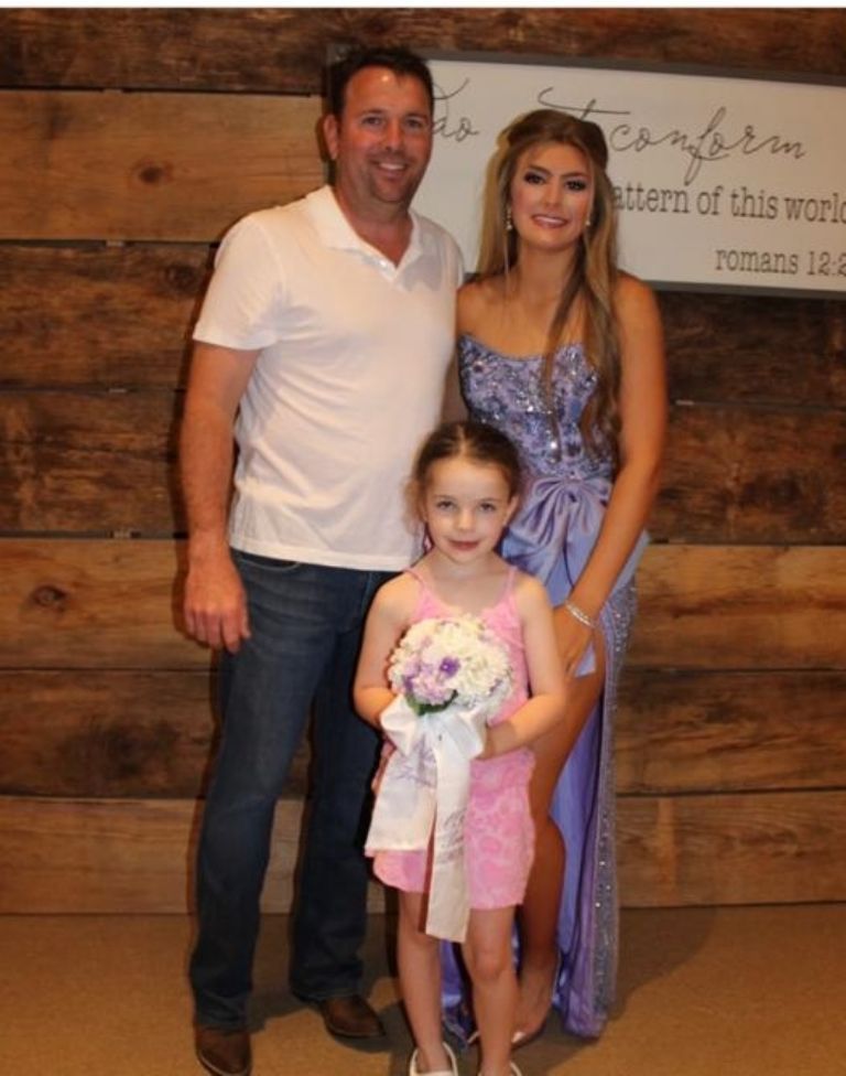 En compañía de su padre y su hermana/ Créditos: Instagram