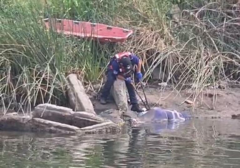 Bomberos intentan romper el material que el que fue amarrado