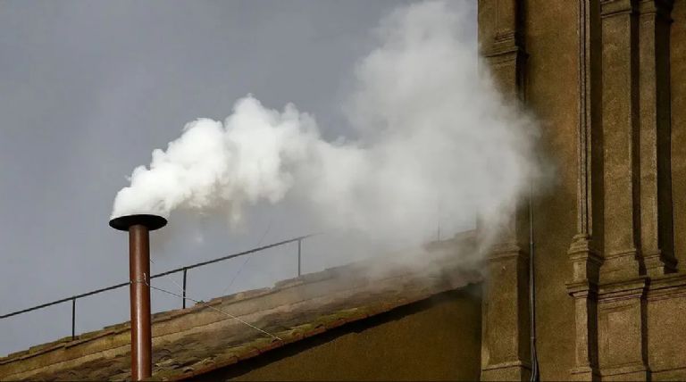 Humo blanco en la fumarola del cónclave