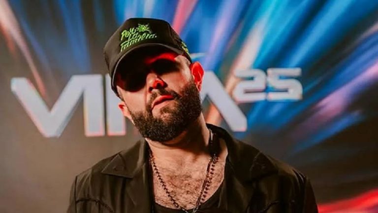 Carín León opina que narcocorridos deben tener una regulación y no una censura total