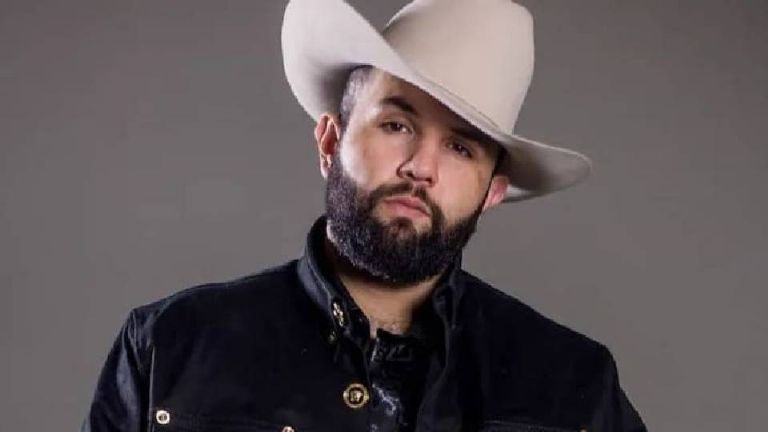 Carín León opina que narcocorridos deben tener una regulación y no una censura total