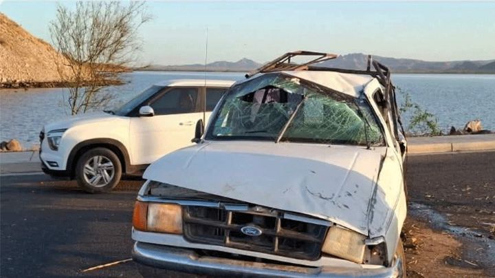 Camioneta con logo de CFE sufre volcadura; hay tres lesionados en tramo Guaymas-Empalme