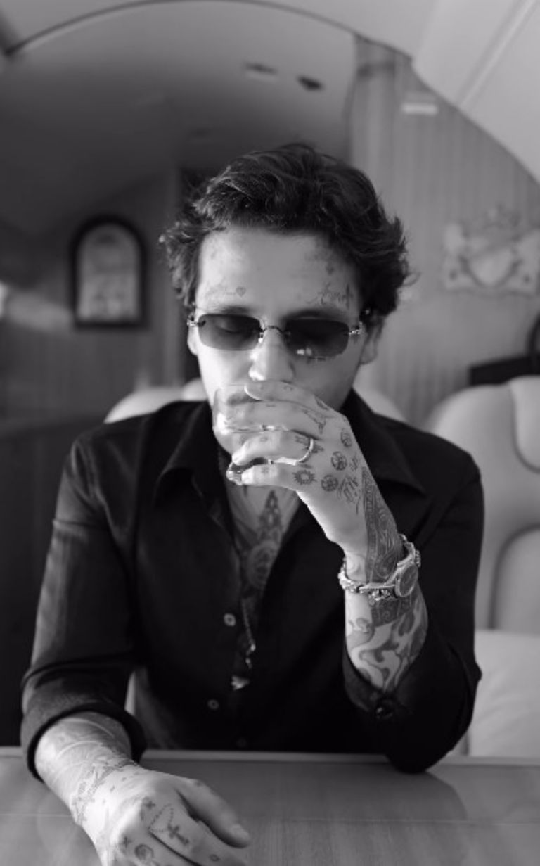 Se dice que Nodal sufre de una adicción al alcohol y tabaco 