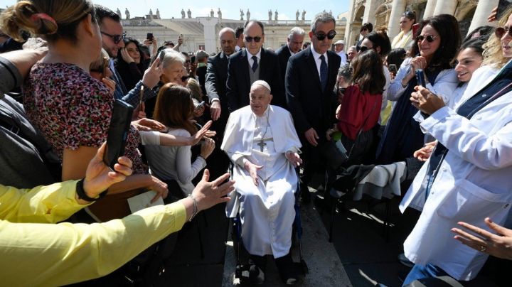 Tras salir del hospital, Papa Francisco reaparece en misa y ofrece palabras de esperanza