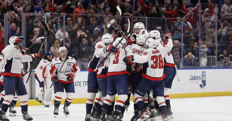 Sus compañeros de equipo lo celebran