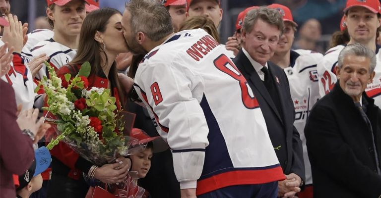 Ovechkin besa a su esposa, Nastya