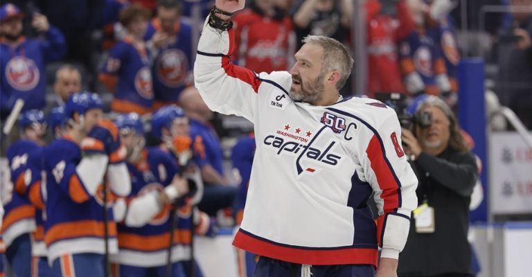 El goleador ruso festeja su hazaña