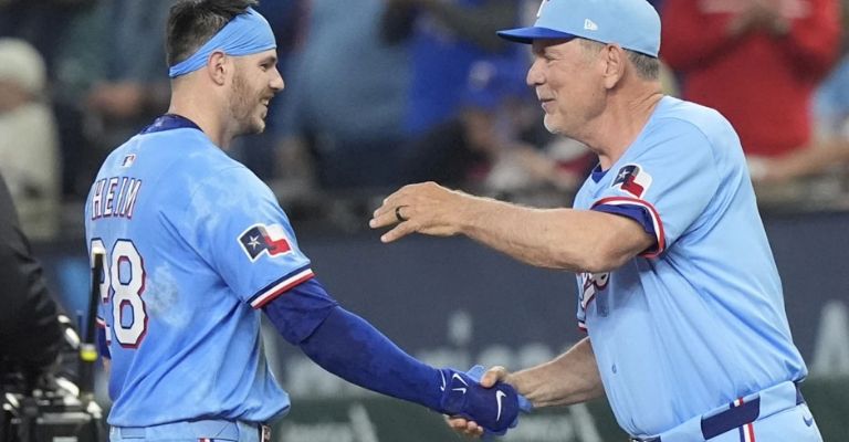 Hader es felicitado por el manager Bruce Bochy