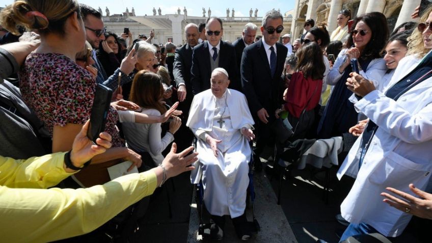 Tras salir del hospital, Papa Francisco reaparece en misa y ofrece palabras de esperanza