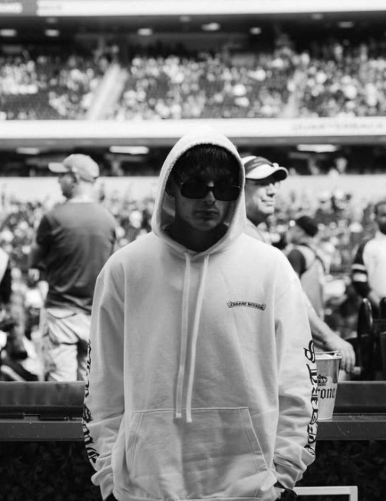 Emilio Kabande, mejor conocido como Peso Pluma, cuenta con un gran reportorio de narcocorridos