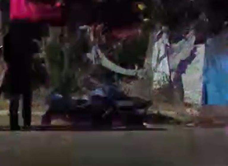 El cuerpo quedó tendido sobre la calle junto a la moto
