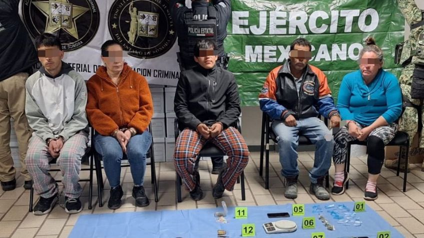 Caen dos mujeres y tres hombres en Magdalena de Kino; les incautan crystal y marihuana